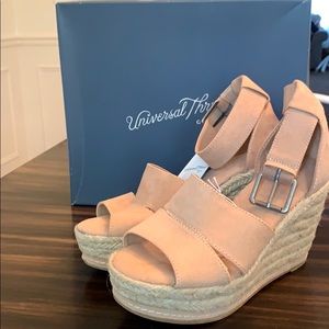 NWT- Universal Threads Wedge